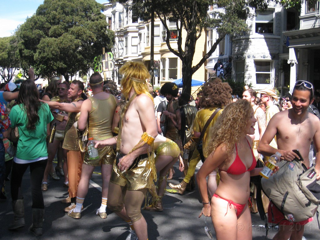 2011 Bay to Breakers Sunday 0800.JPG - I was able to participate in the 2011, 100th anniversary of the San Francisco Bay to Breakers 12K race. A great weekend for sight seeing and racing.
